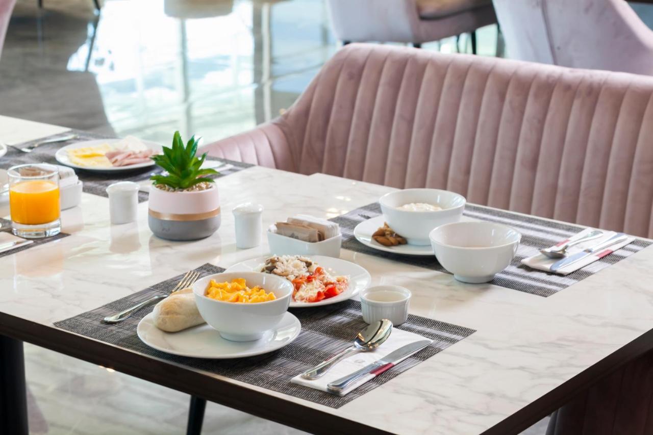 Mds Hotel Chillan Ngoại thất bức ảnh A typical breakfast at the airport
