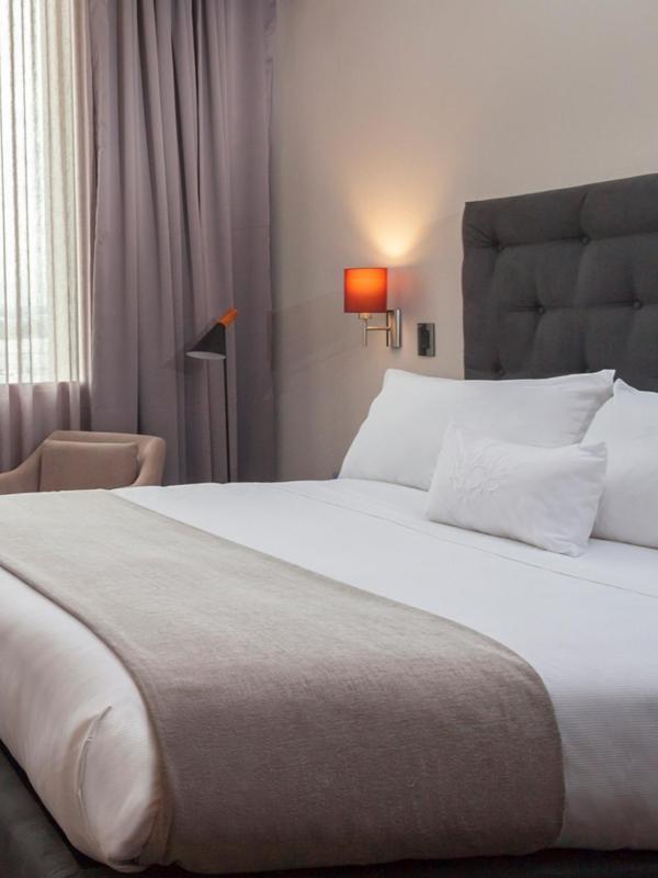 Mds Hotel Chillan Ngoại thất bức ảnh A bed with a throw