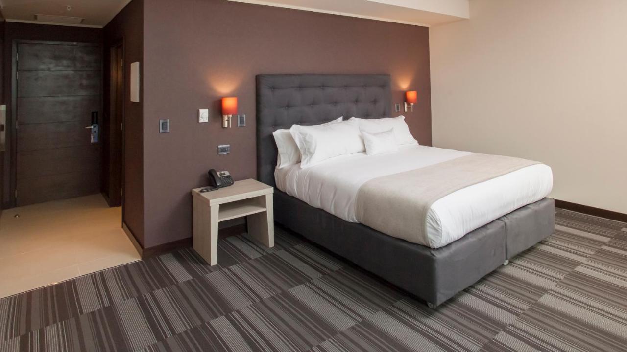 Mds Hotel Chillan Ngoại thất bức ảnh A room at the Hilton London Heathrow