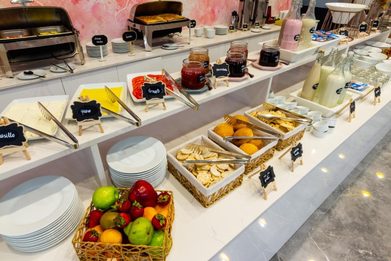 Mds Hotel Chillan Ngoại thất bức ảnh A breakfast buffet at a hotel